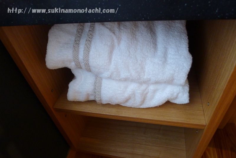 萃 sui-諏訪湖で宿泊した部屋「風露」のバスルームおかれたバスローブ